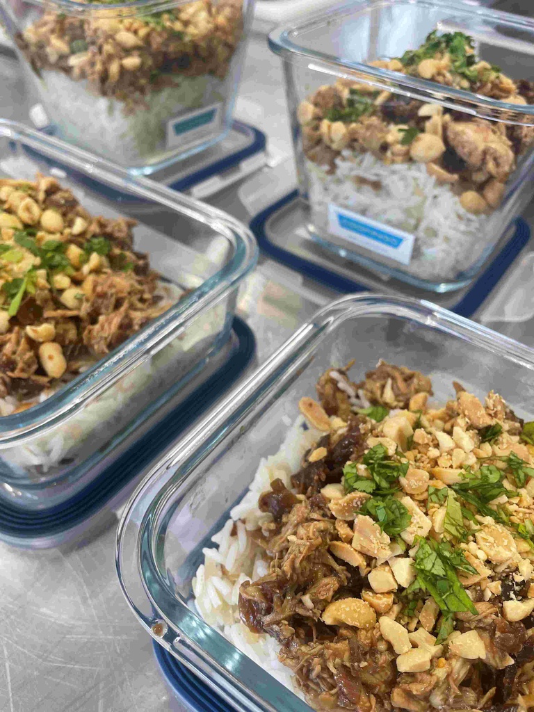 Effiloché de poulet aux cacahuètes, légume de saison et riz jasmin  - Lundi